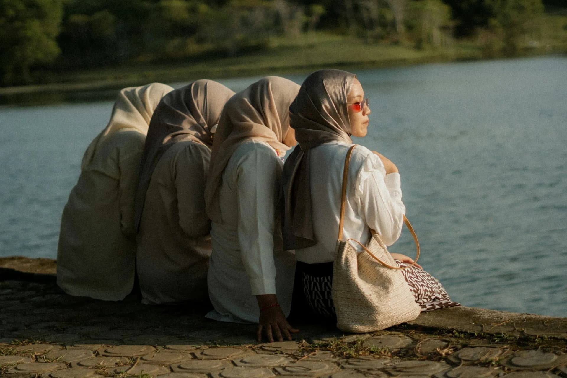 Peserta HijabFest bersantai di tepi air