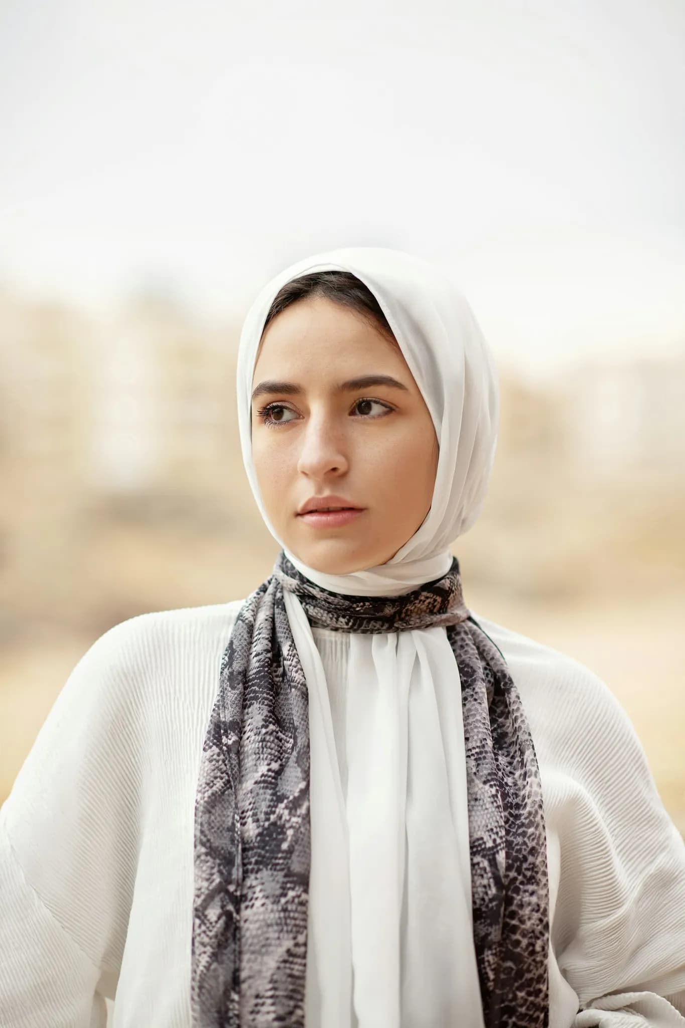 Hijab voal putih dengan drape lembut