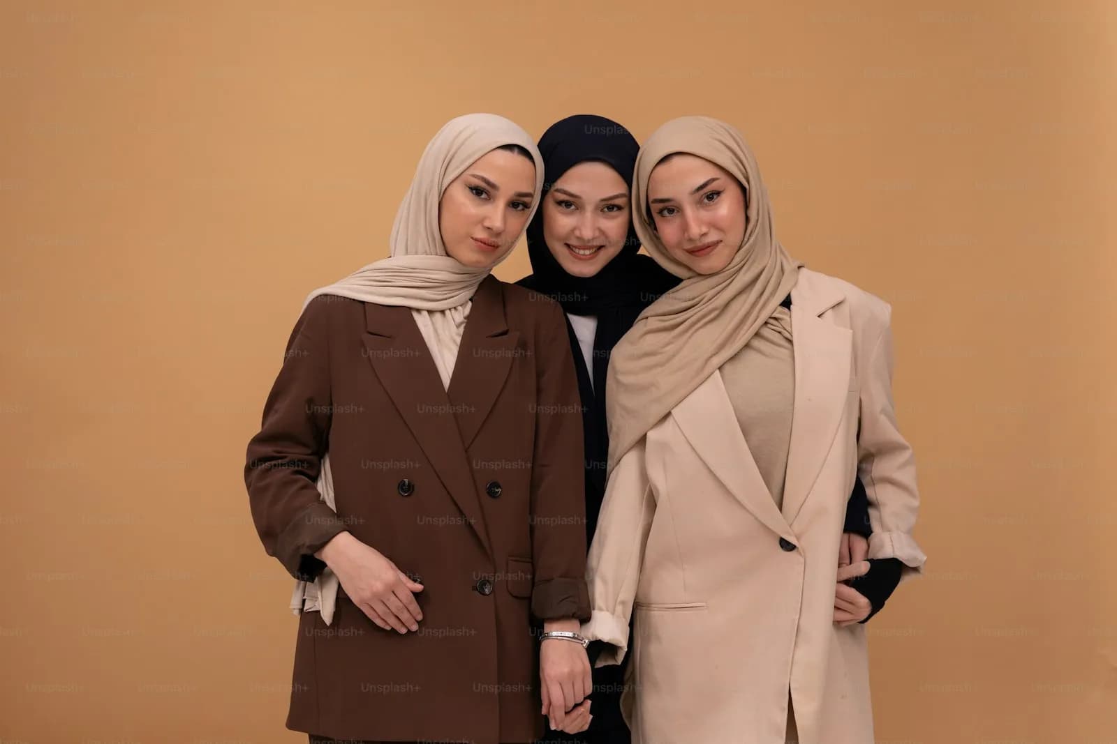 Tiga perempuan berhijab tampil bersama di HijabFest